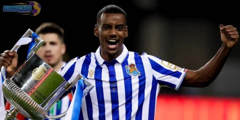 Alexander Isak giành Cúp Nhà Vua trong màu áo Sociedad